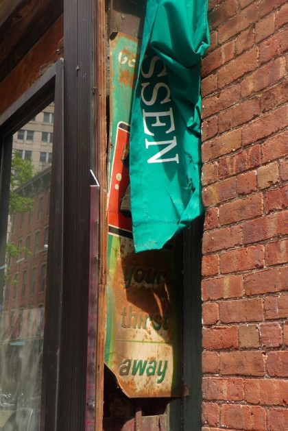 old 7-Up signage at Zoies