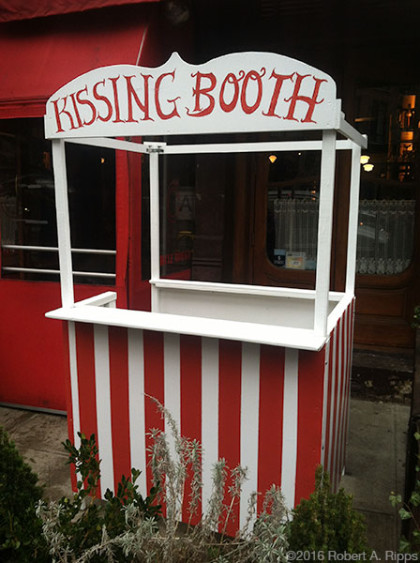 Cercle Rouge kissing booth by Robert Ripps